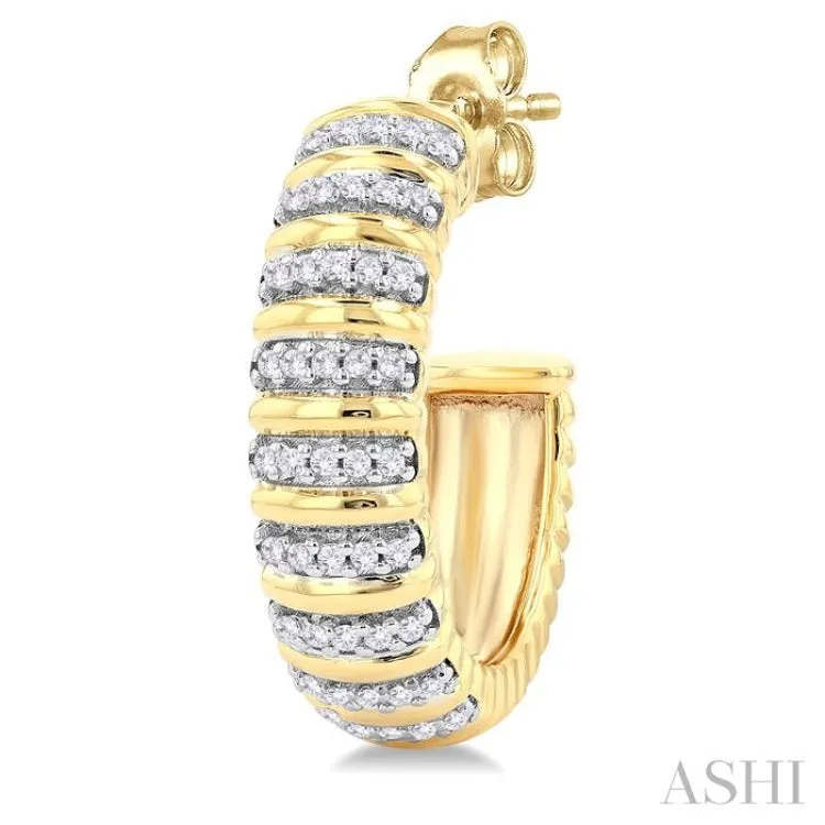 1/4 ctw Ribbed Round Cut Diamond Half Hoop Earring in 14K Yellow Gold