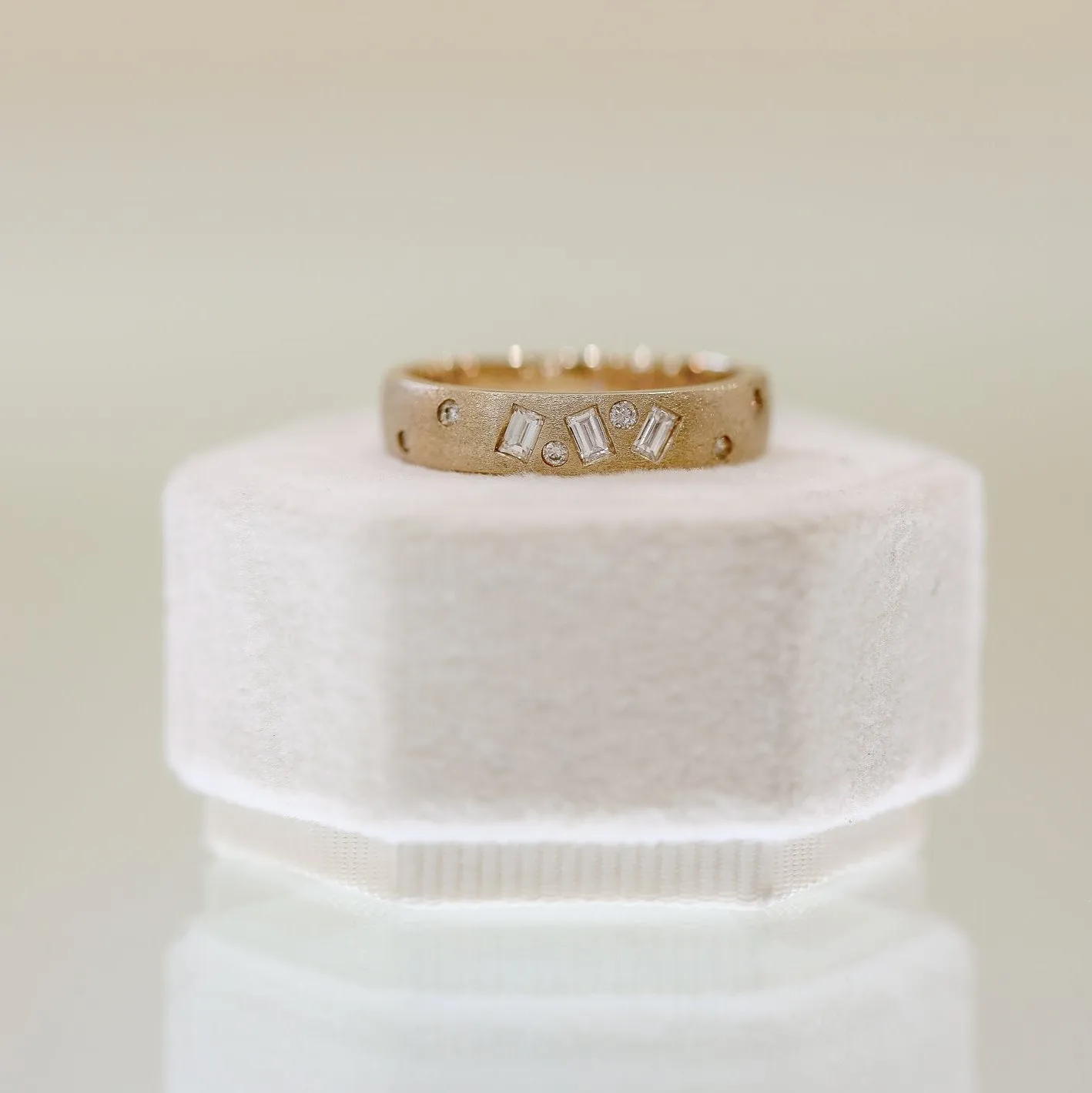 14ky .25ctw Round & Baguette Burnish Band