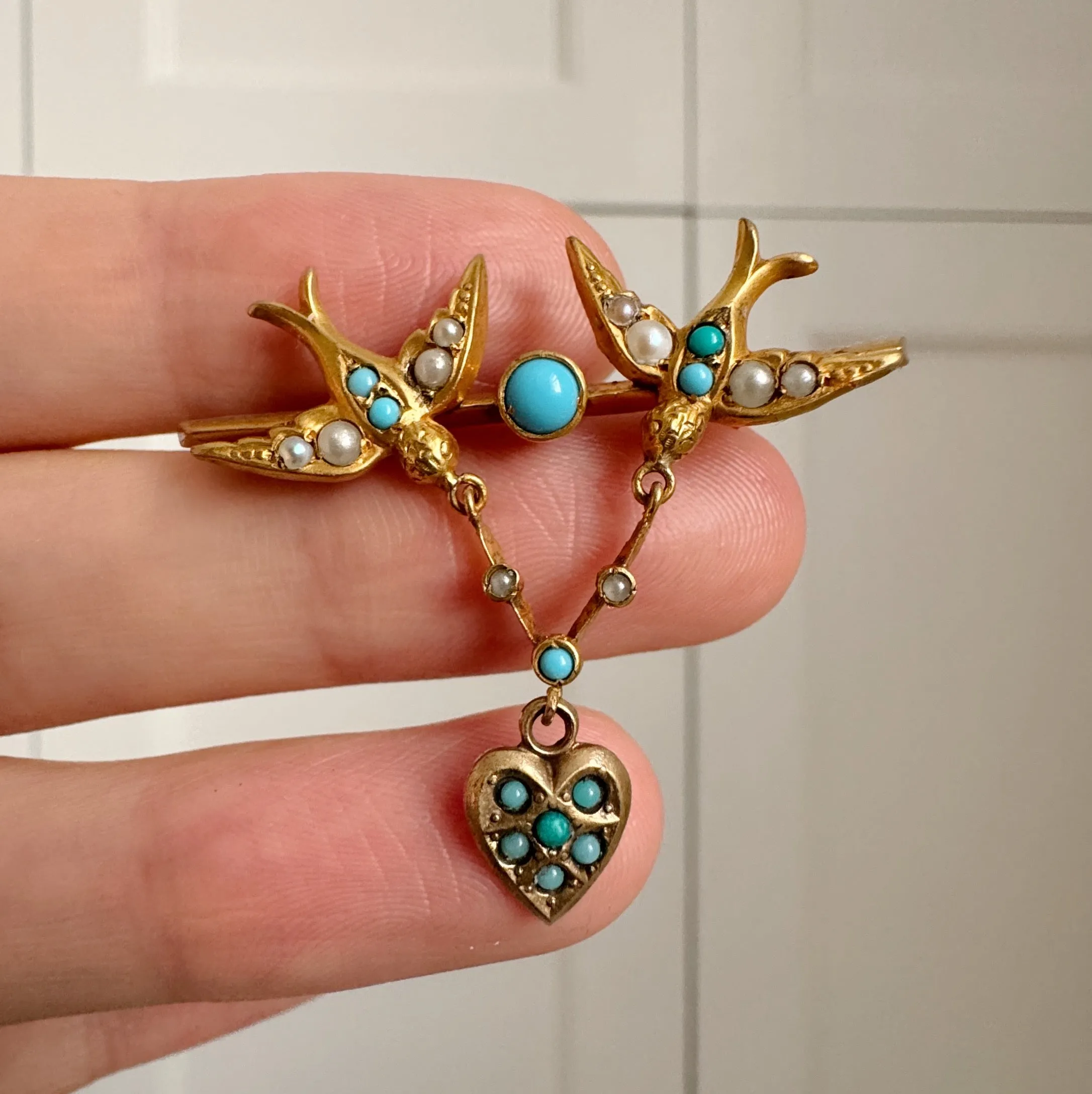 Antique Edwardian Gold Tone Swallow Heart Brooch