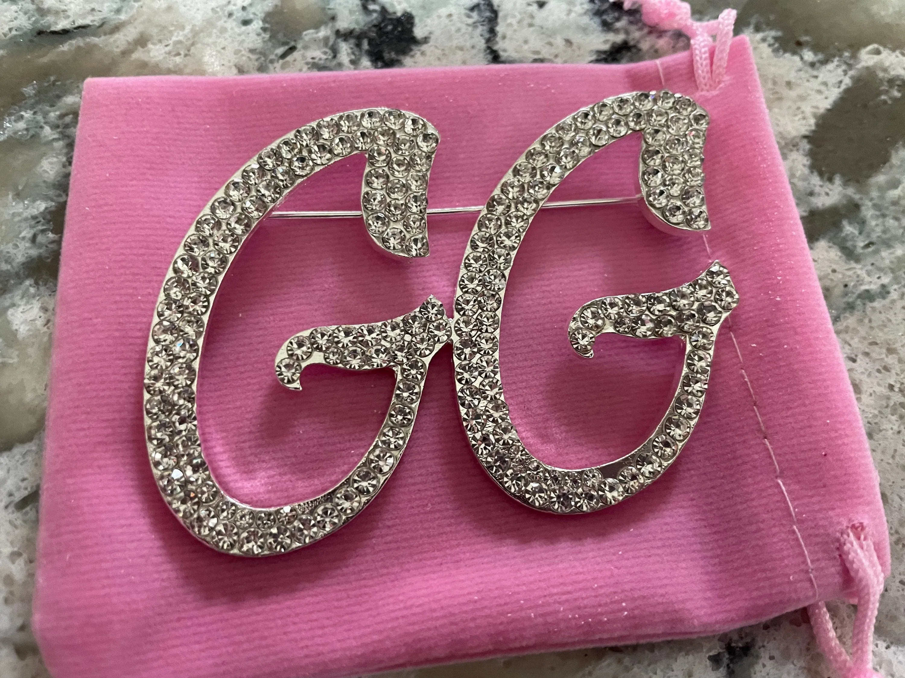 Large Custom script GG Great Grandma brooch rhinestone pin jewelry new with velvet pouch 2.5” x 3”