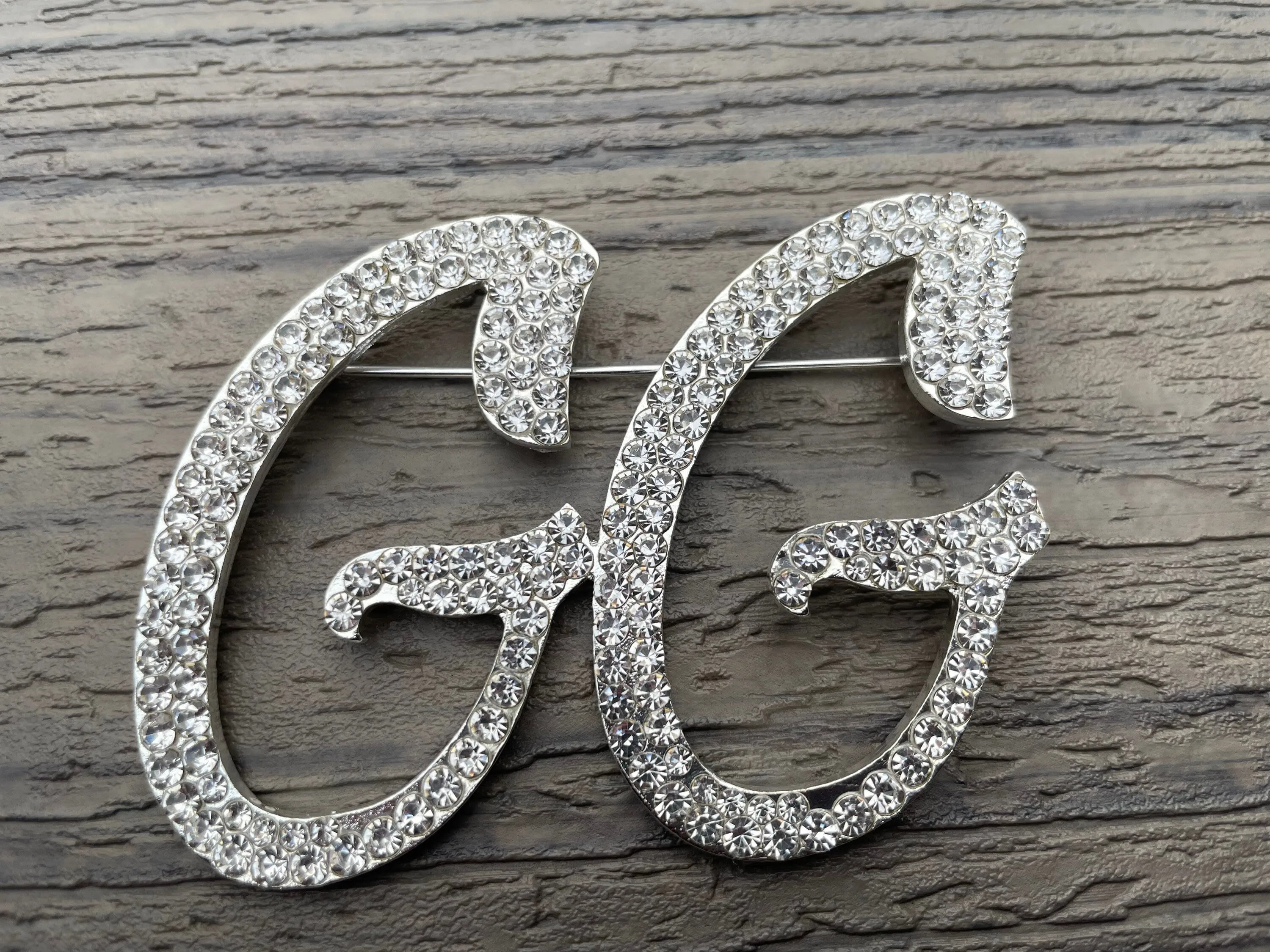 Large Custom script GG Great Grandma brooch rhinestone pin jewelry new with velvet pouch 2.5” x 3”