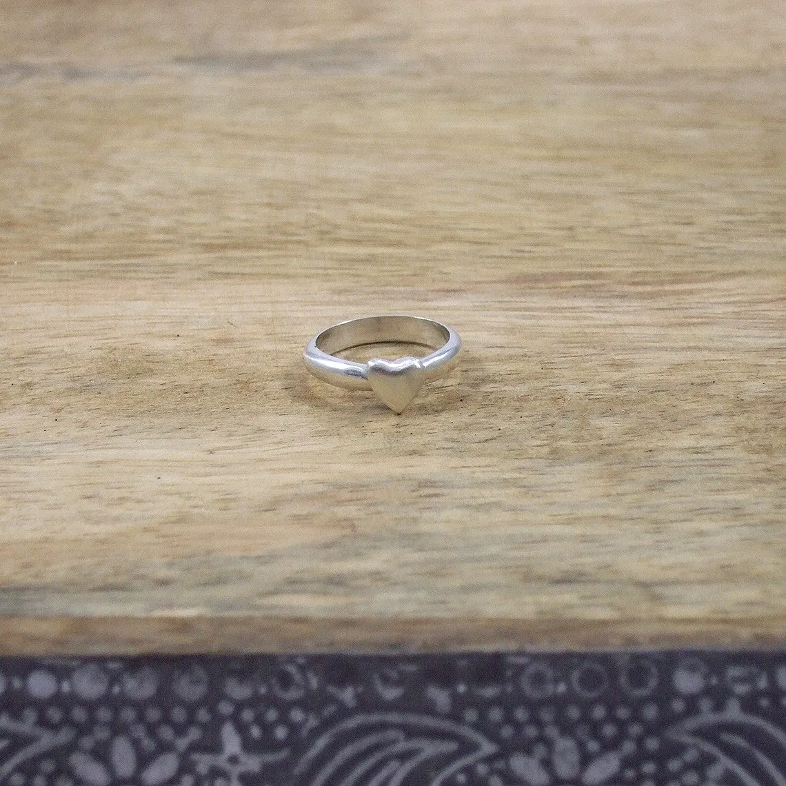 Pequeño Heart Pinky Ring in Sterling Silver