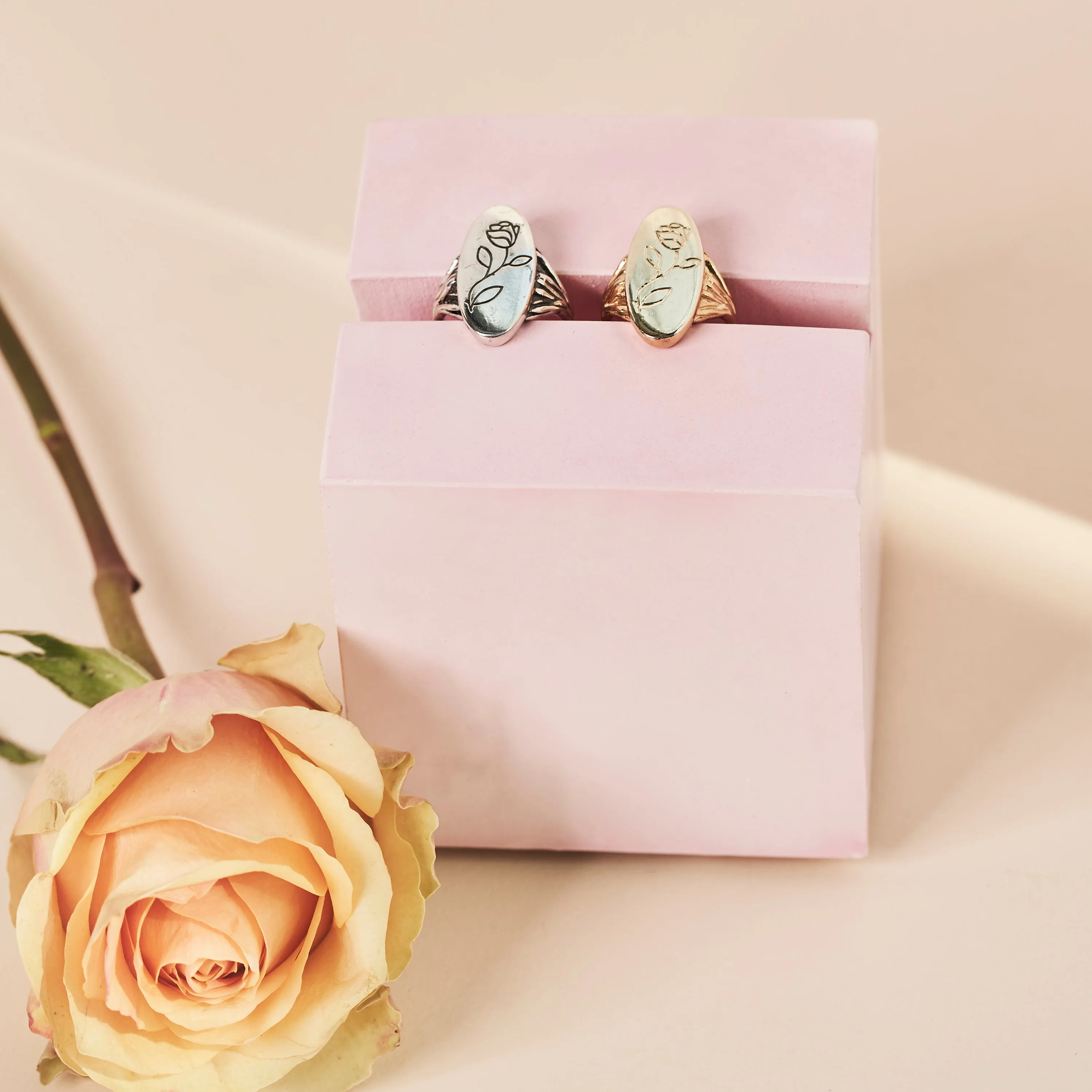 ROOTS SIGNET RING WITH ROSE ENGRAVING