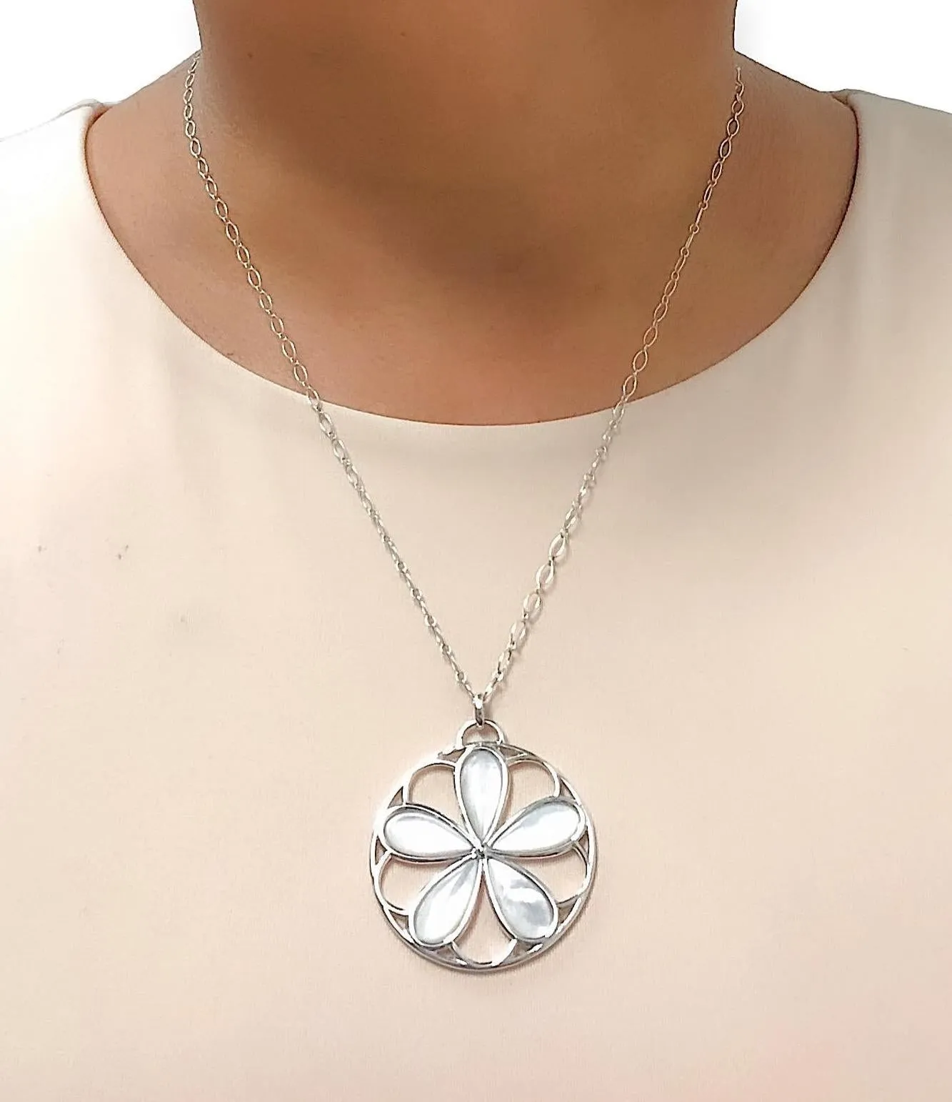Tiffany & Co. Sterling Silver Mother of Pearl Daisy Flower Pendant Link Necklace