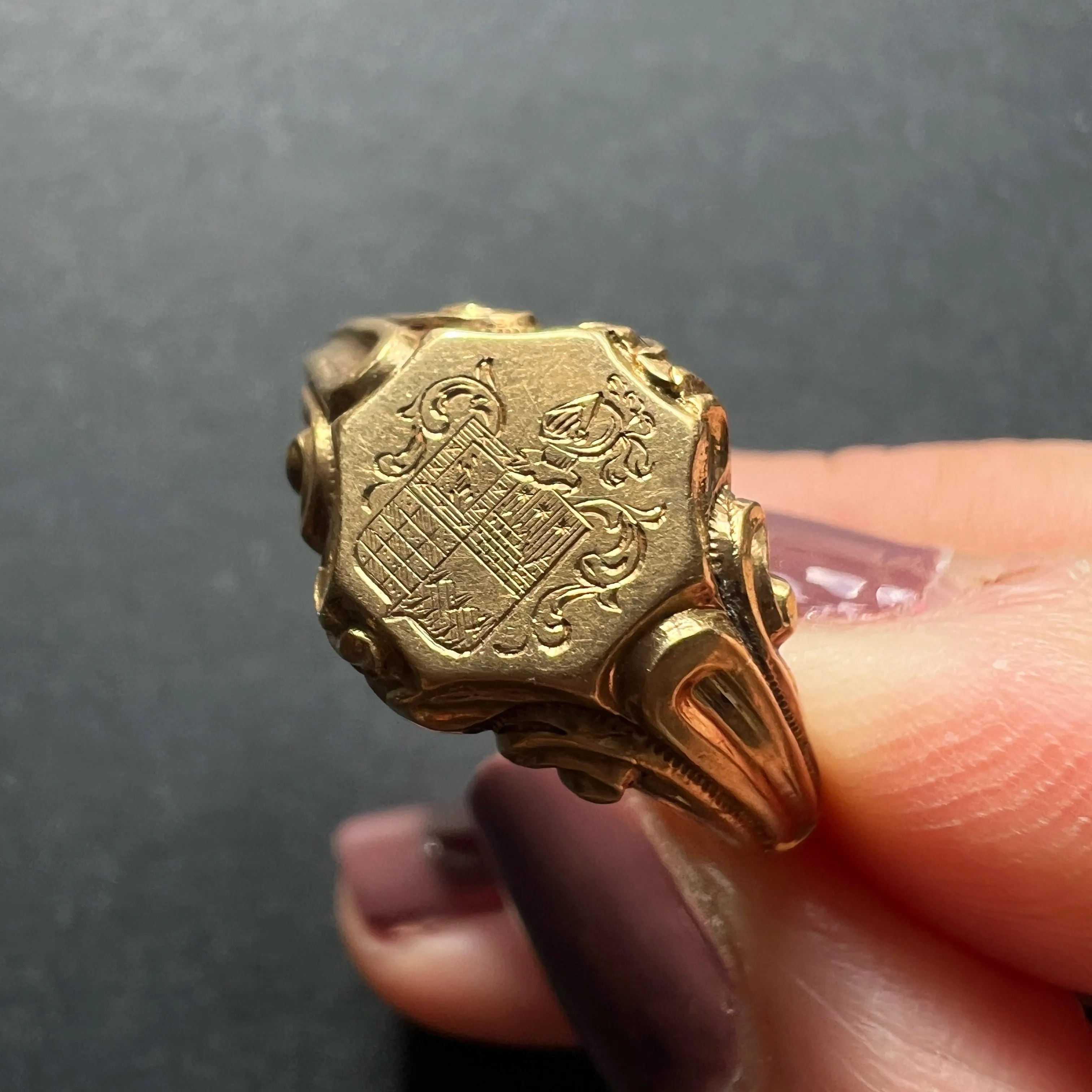 Victorian era 18K Yellow Gold Signet Ring with Coat of Arms