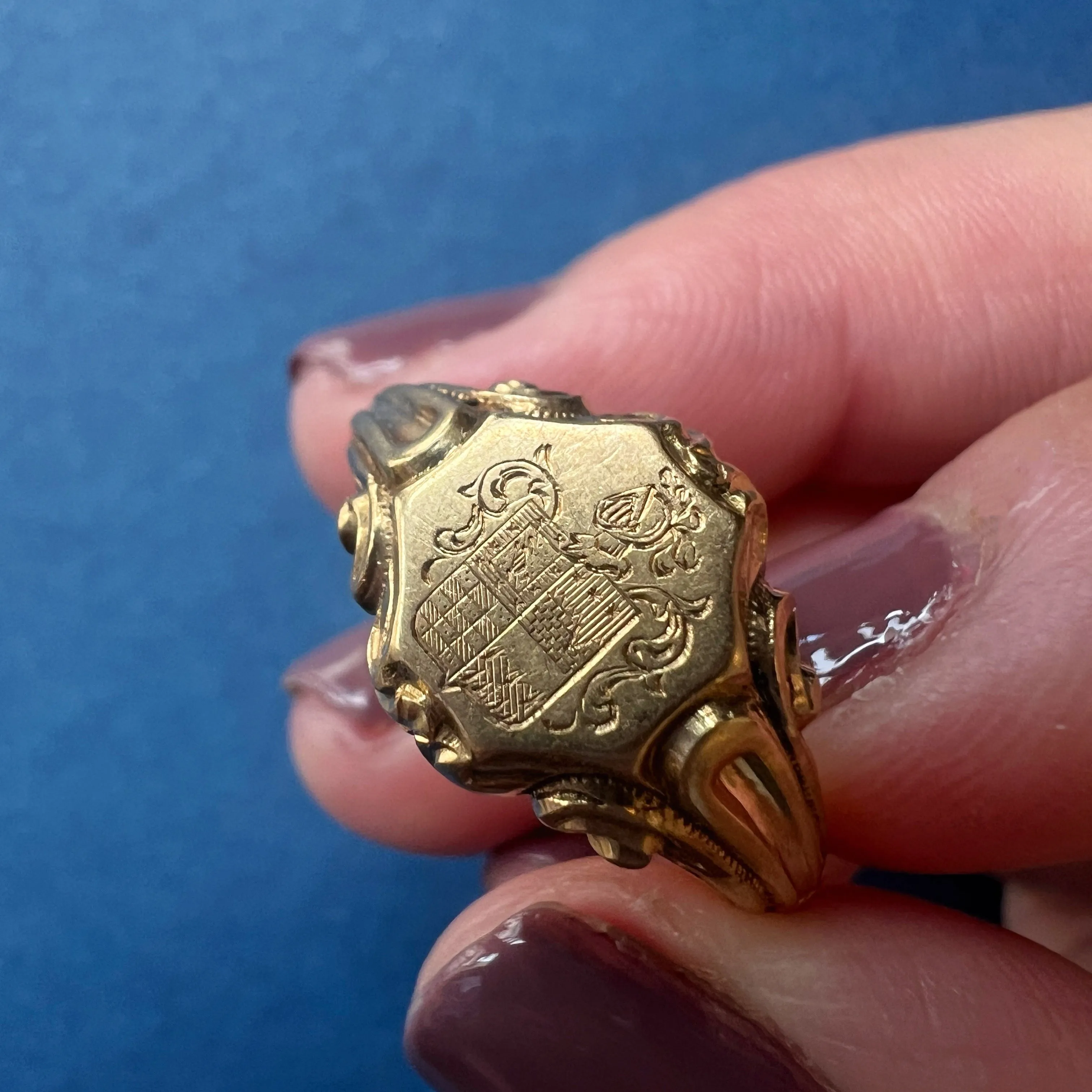 Victorian era 18K Yellow Gold Signet Ring with Coat of Arms