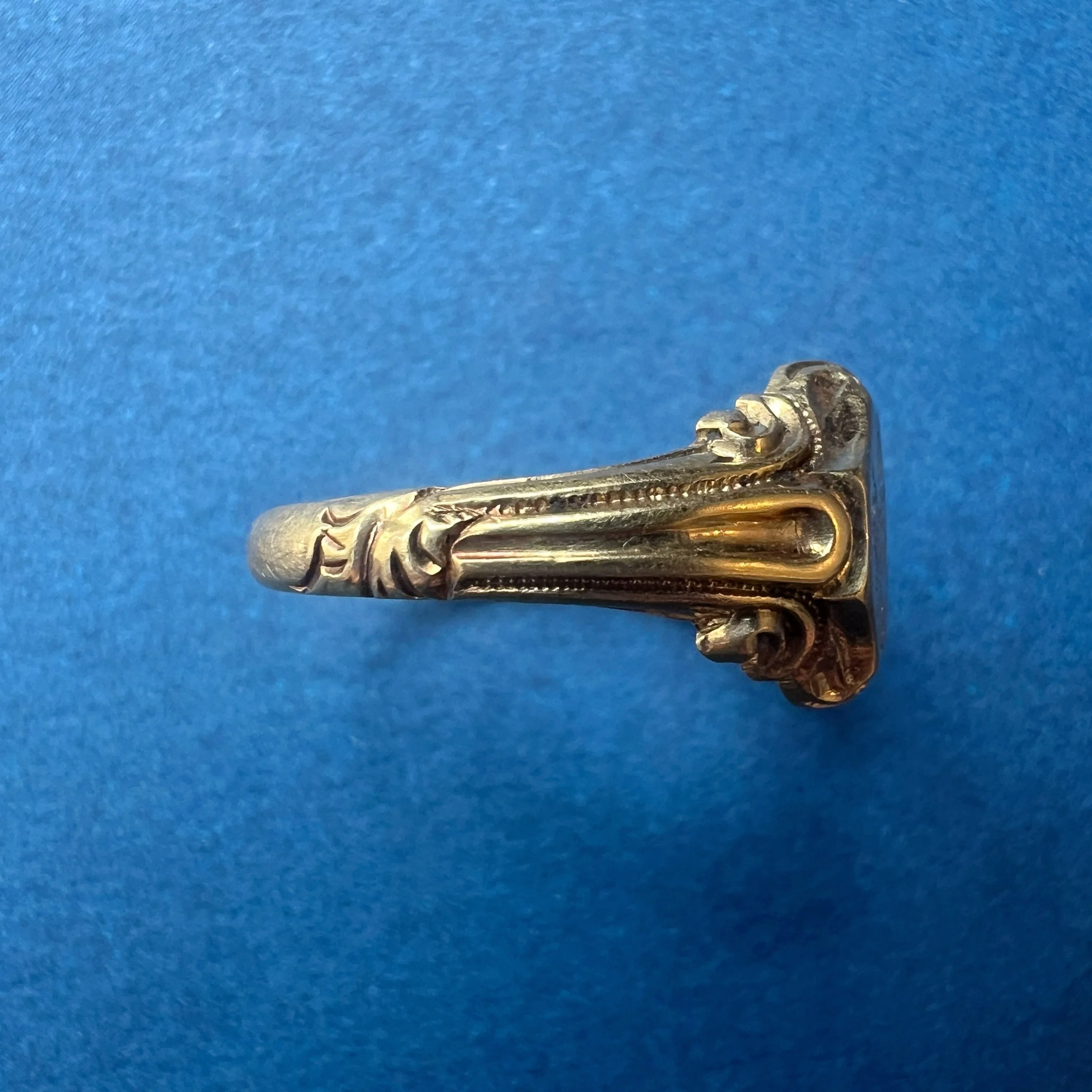 Victorian era 18K Yellow Gold Signet Ring with Coat of Arms